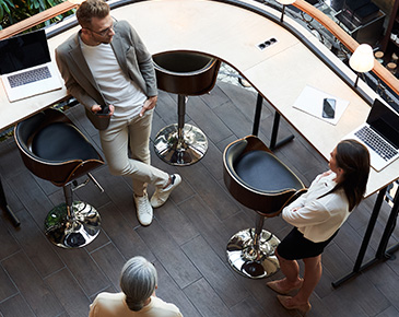 Persone in ufficio che conversano