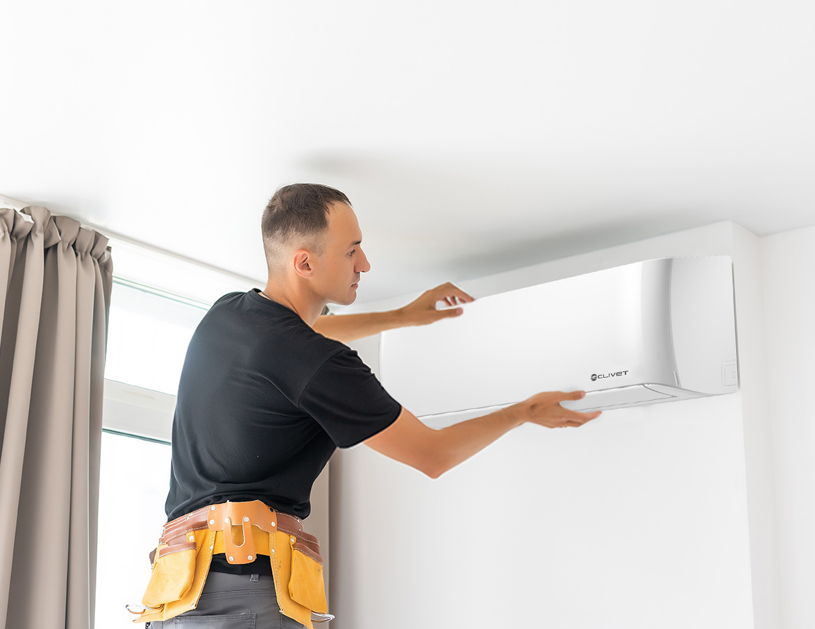 Sistemazione di uno split da parte di un tecnico, assistenza per la tua casa