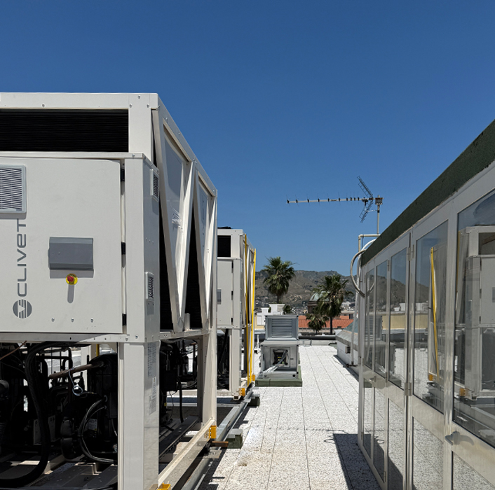 Chiller Clivet e unità di trattamento aria Clivet sul tetto di palazzo Alvaro a Reggio Calabria