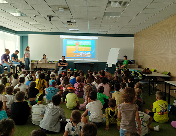 Clivet Kids Open Day 105 bambini guardano il collegamento con l'Uganda per l'inaugurazione del pozzo Clivet 