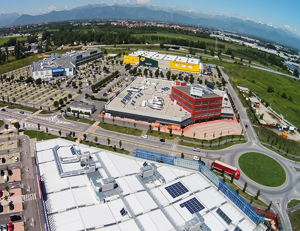 Settimo Cielo retail park, the building and the parking