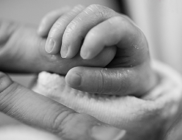 mains d'un bébé et d'une mère